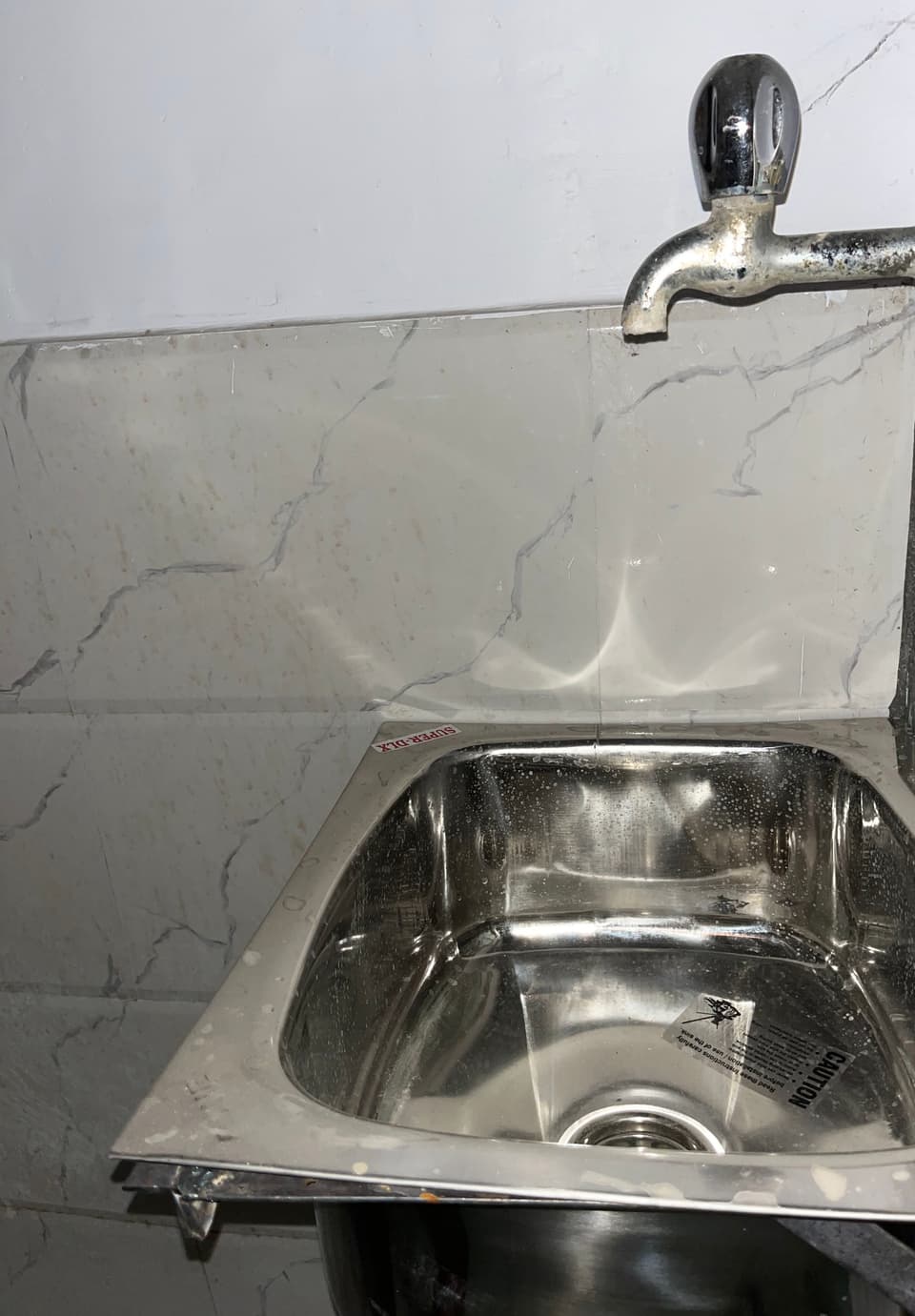 Clean line-of-sight across the 1 RK studio.